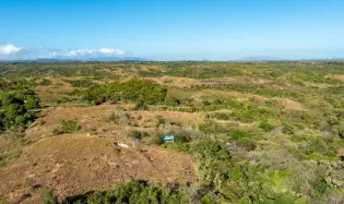 26-hectare land with ocean and mountain views.