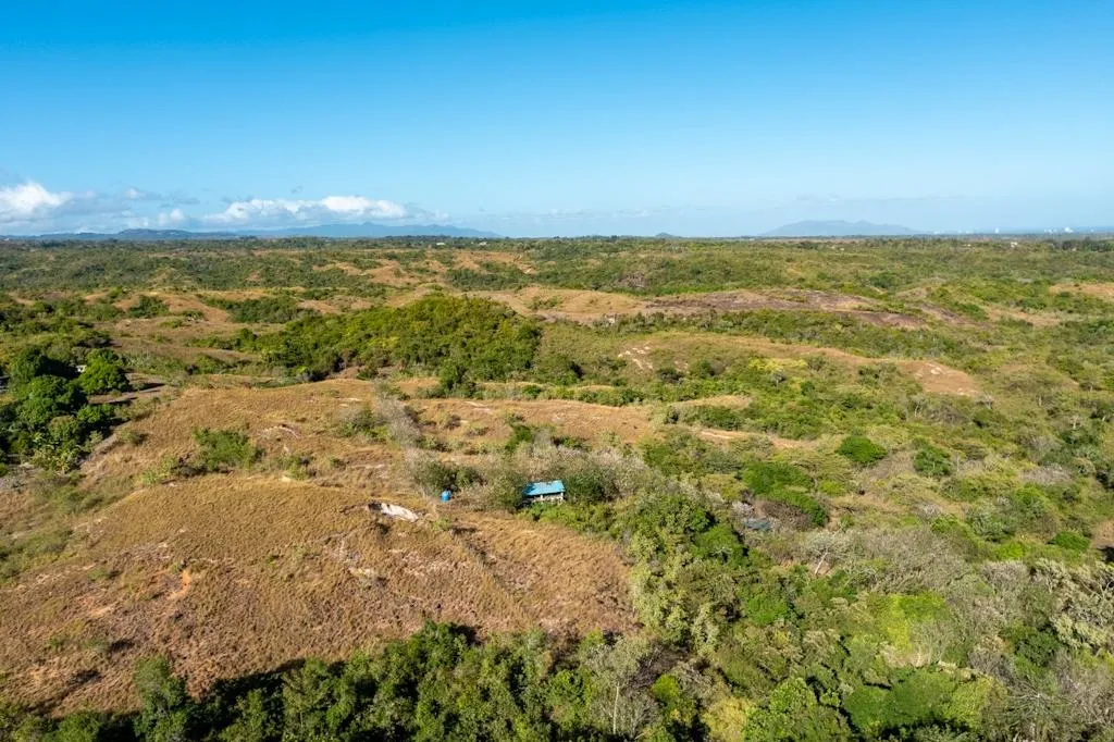 26-hectare land with ocean and mountain views.