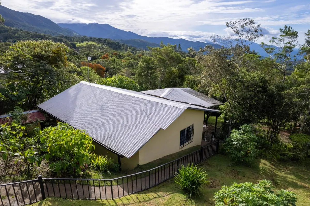 100% Solar-Powered Home in Jaramillo Abajo,Boquete