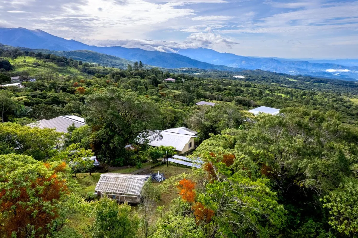 100% Solar-Powered Home in Jaramillo Abajo,Boquete
