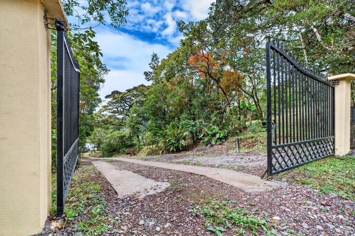100% Solar-Powered Home in Jaramillo Abajo,Boquete
