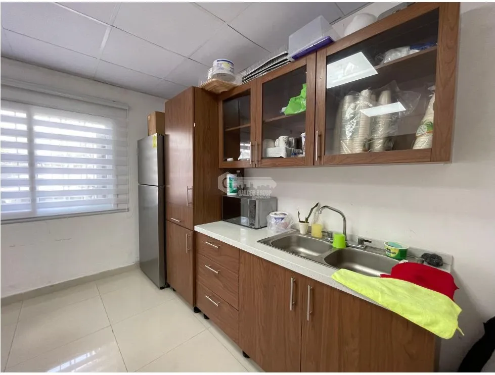 OFICINA / CHORRERA / 1800 M2 / 3 BAÑOS / 3 DIVICIONES / DEPOSITO