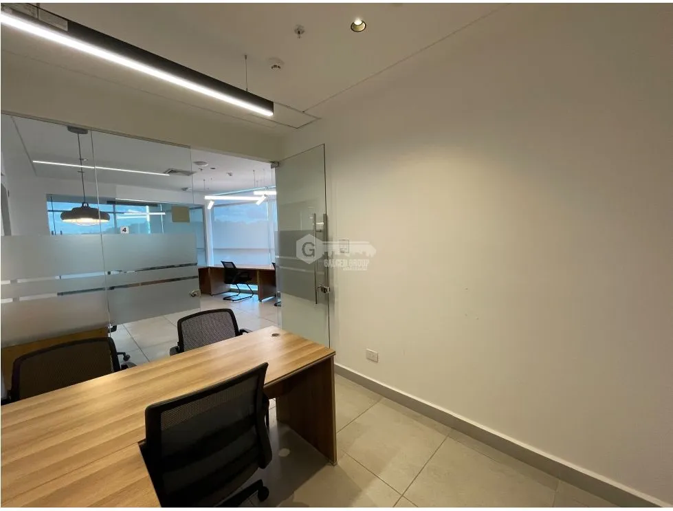 SE ALQUILA OFICINA EN DORADO CITY CENTER 306M 2 BAÑOS 5 DIVISIONES