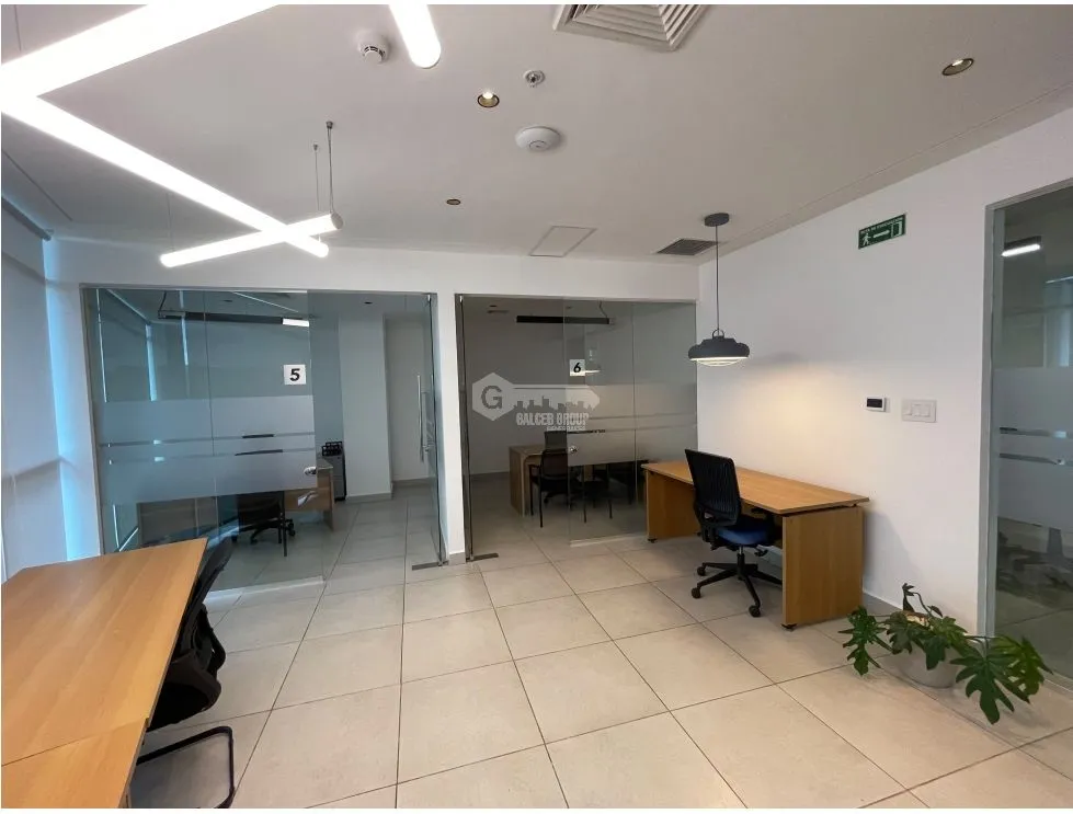SE ALQUILA OFICINA EN DORADO CITY CENTER 306M 2 BAÑOS 5 DIVISIONES