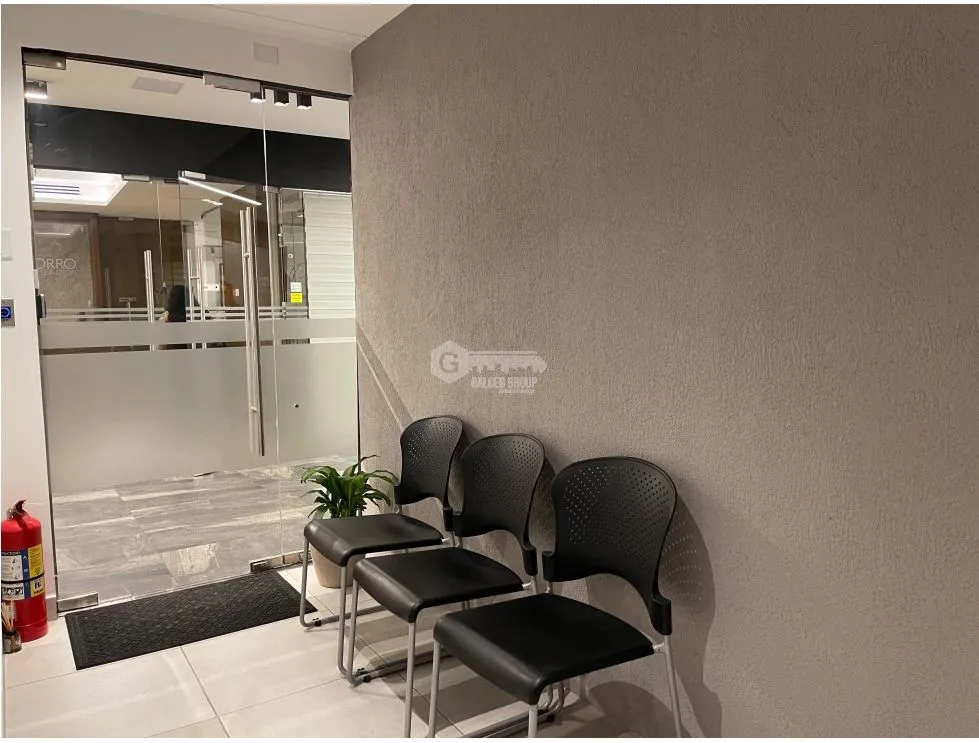 SE ALQUILA OFICINA EN DORADO CITY CENTER 306M 2 BAÑOS 5 DIVISIONES