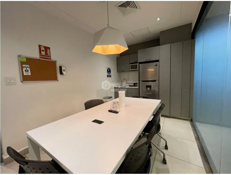 SE ALQUILA OFICINA EN DORADO CITY CENTER 306M 2 BAÑOS 5 DIVISIONES