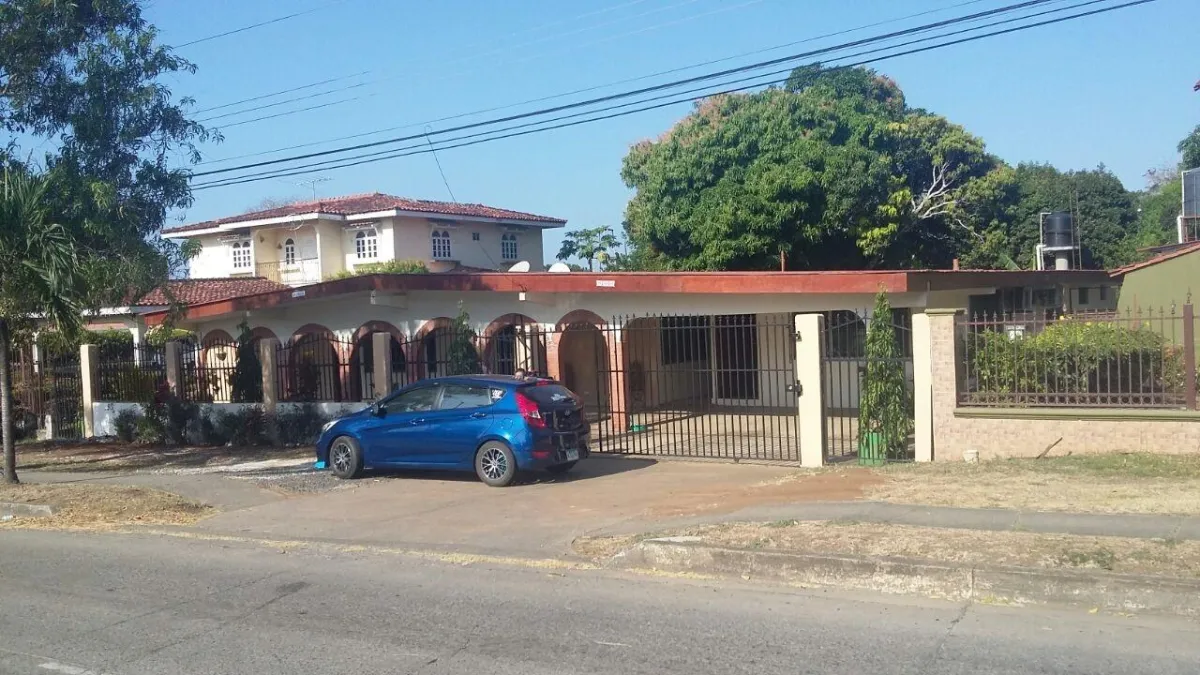 Se Vende Propiedad de 8 Habitaciones con Zonificación Comercial.