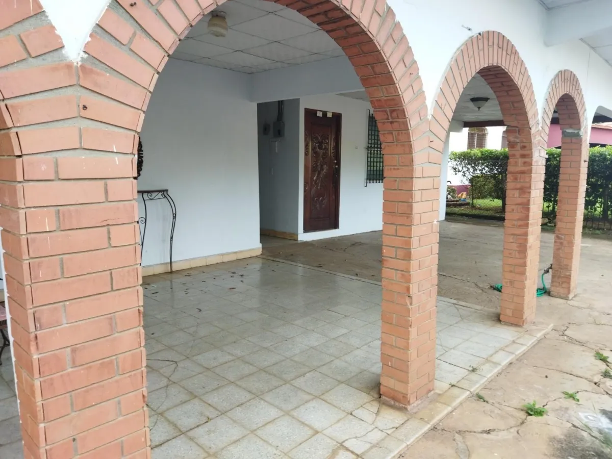 Se Vende Propiedad de 8 Habitaciones con Zonificación Comercial.