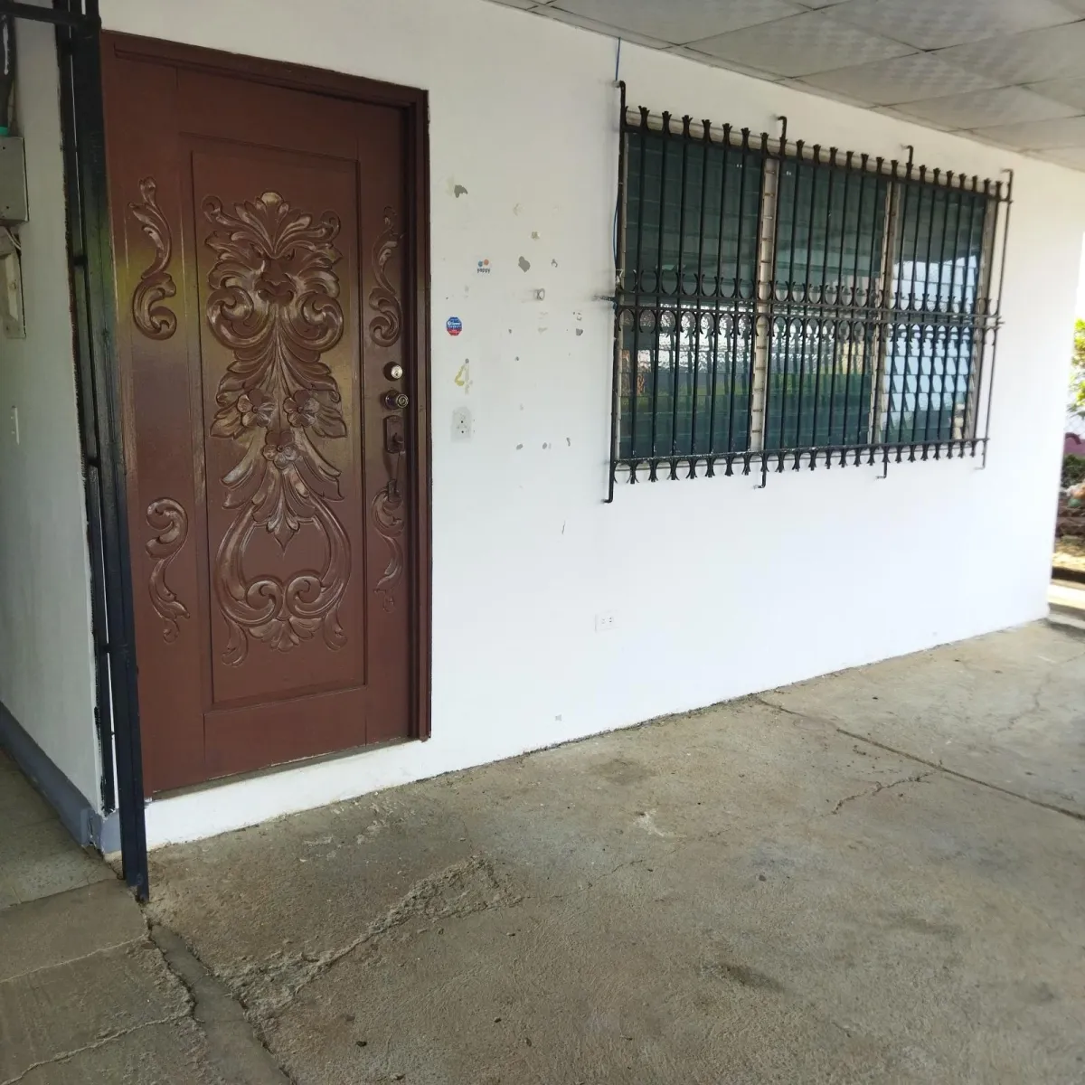 Se Vende Propiedad de 8 Habitaciones con Zonificación Comercial.