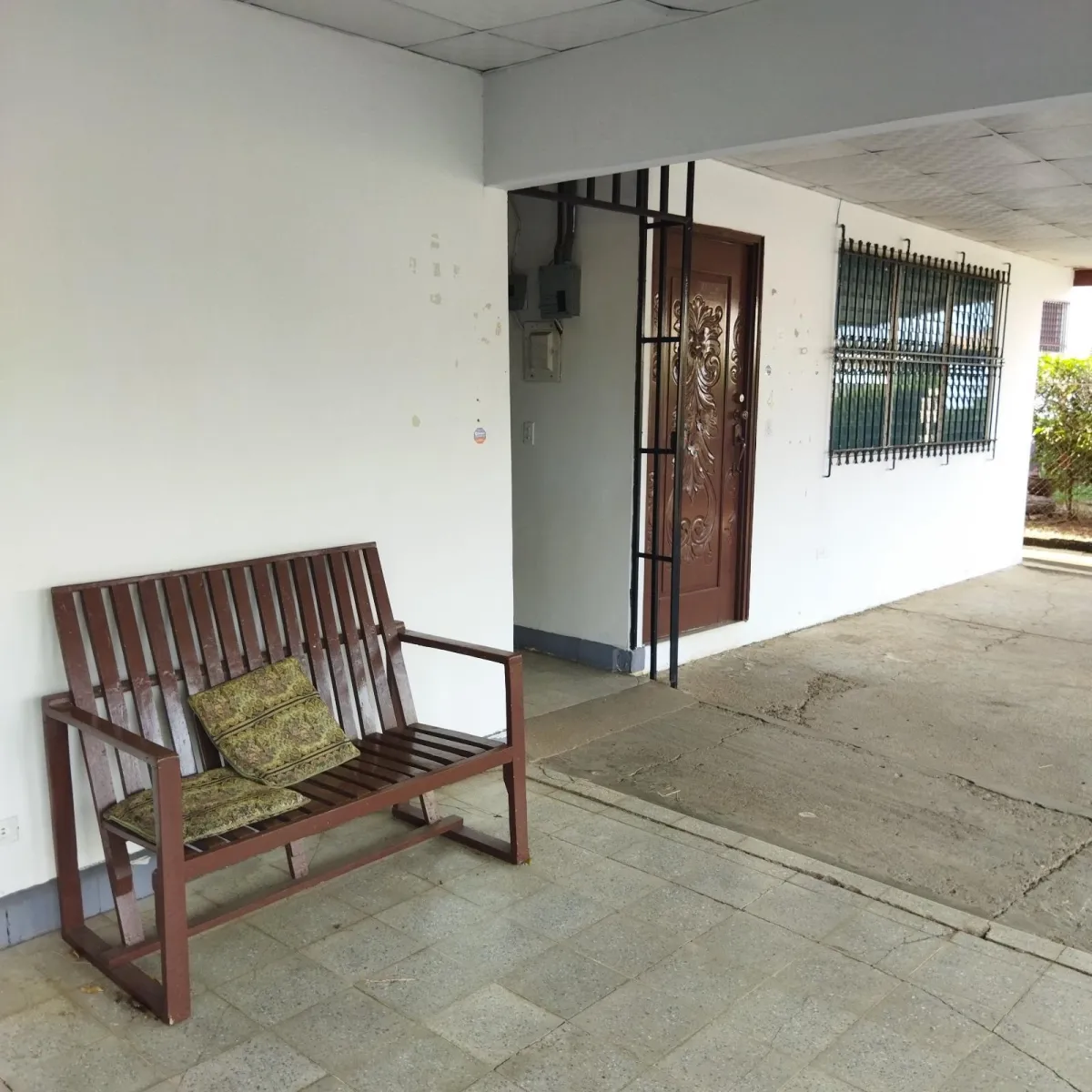 Se Vende Propiedad de 8 Habitaciones con Zonificación Comercial.