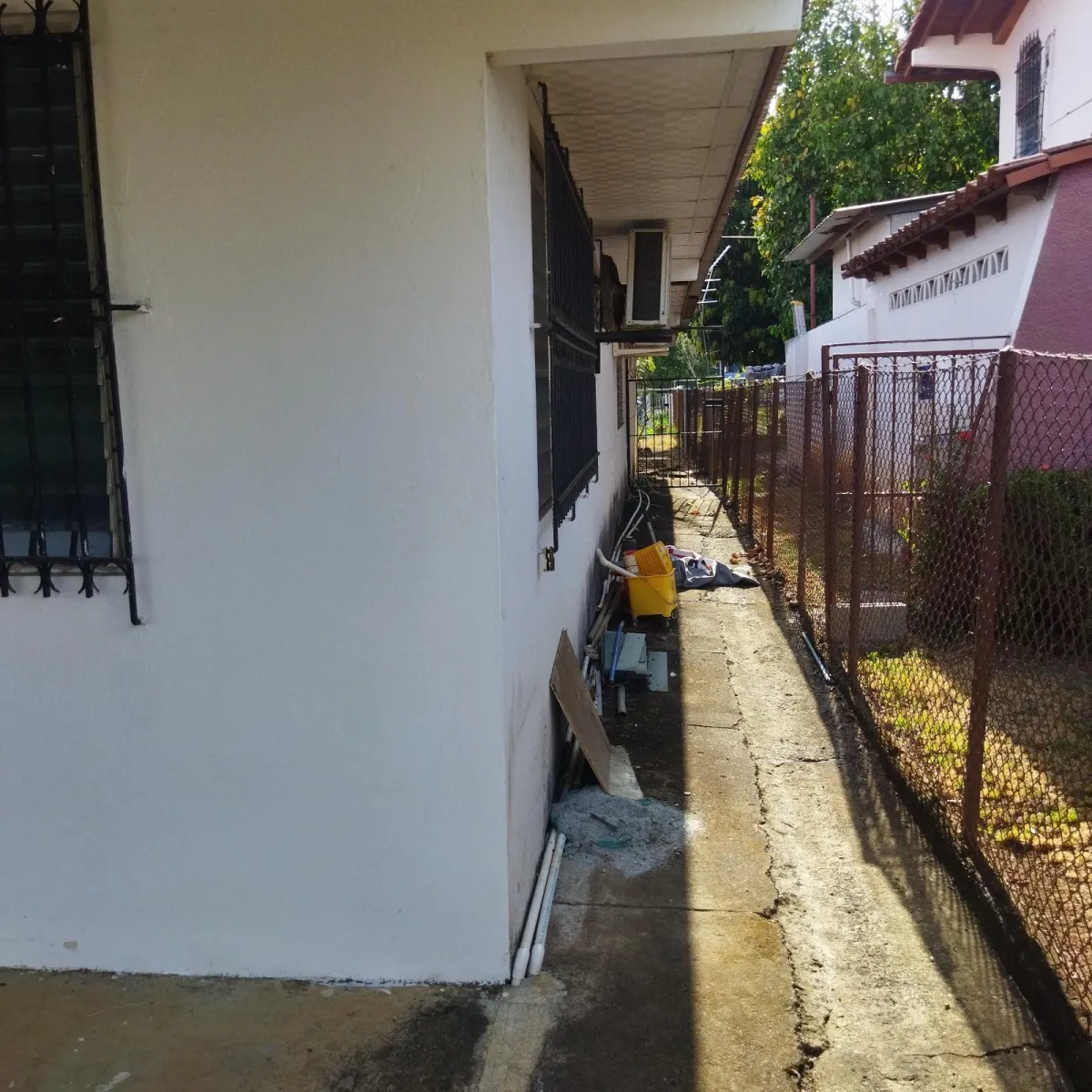 Se Vende Propiedad de 8 Habitaciones con Zonificación Comercial.