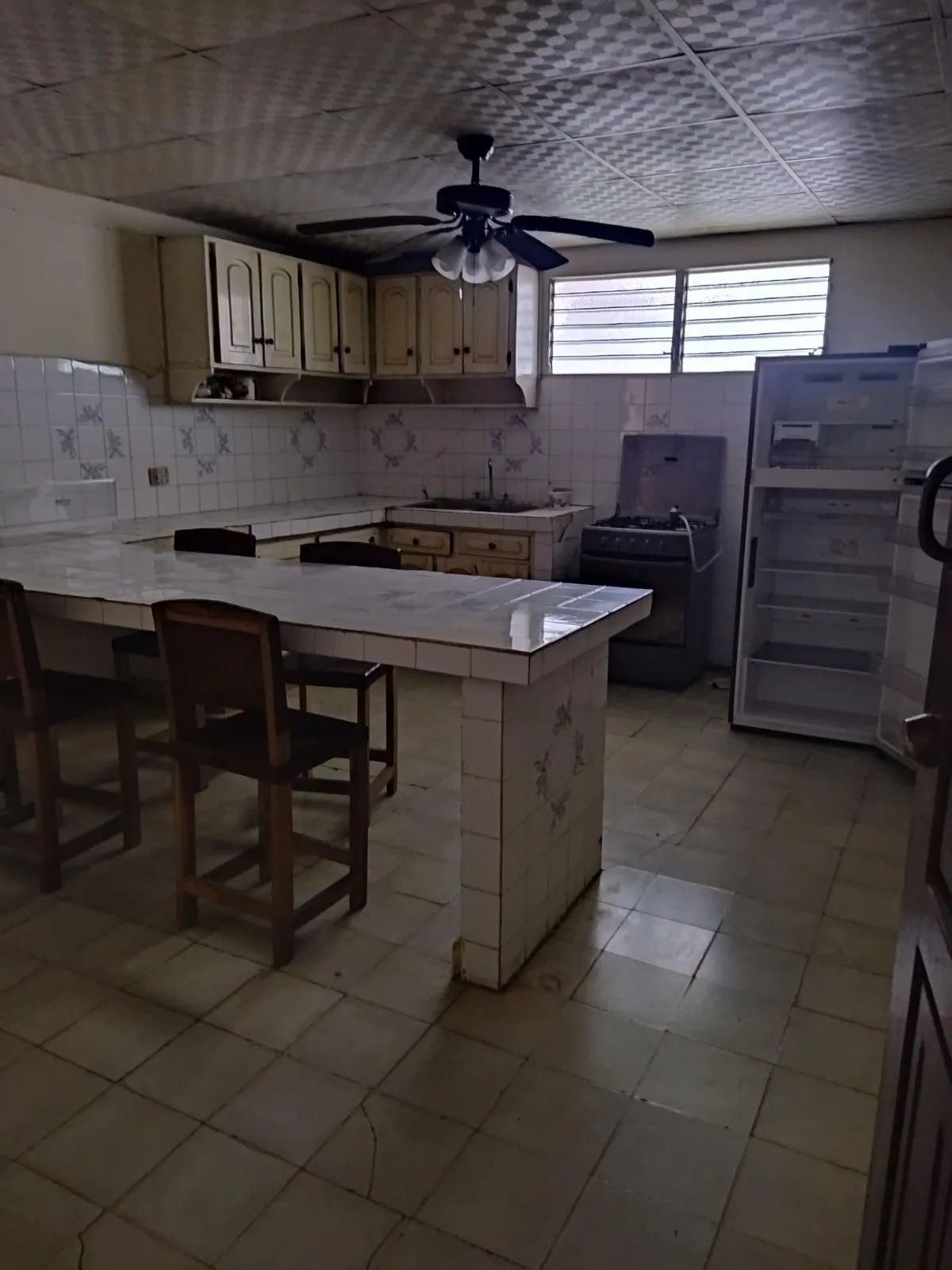 Se Vende Propiedad de 8 Habitaciones con Zonificación Comercial.