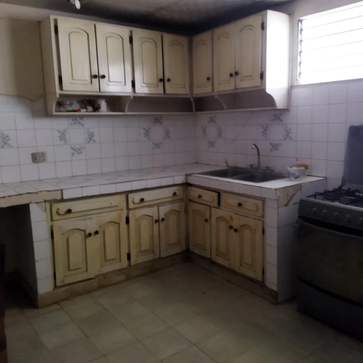 Se Vende Propiedad de 8 Habitaciones con Zonificación Comercial.