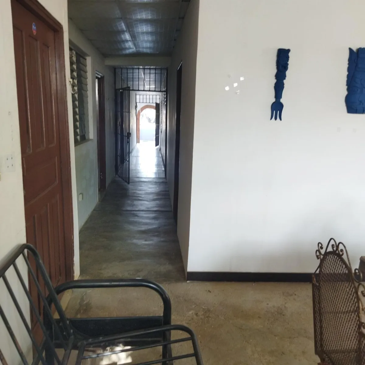 Se Vende Propiedad de 8 Habitaciones con Zonificación Comercial.