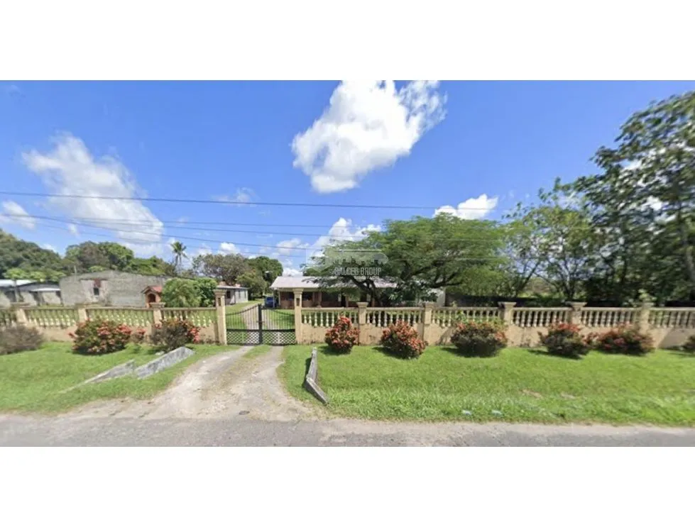 LAND / PENONOMÉ / 4,718M / 2 HOUSES / COMMERCIAL / MAIN ROAD