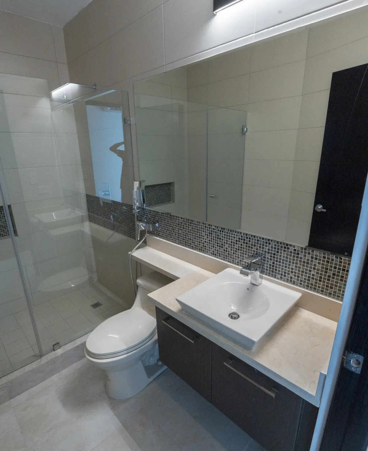 Oceanfront Apartment in Ocean Waves, Malibu Beach (97m²) – $250,000