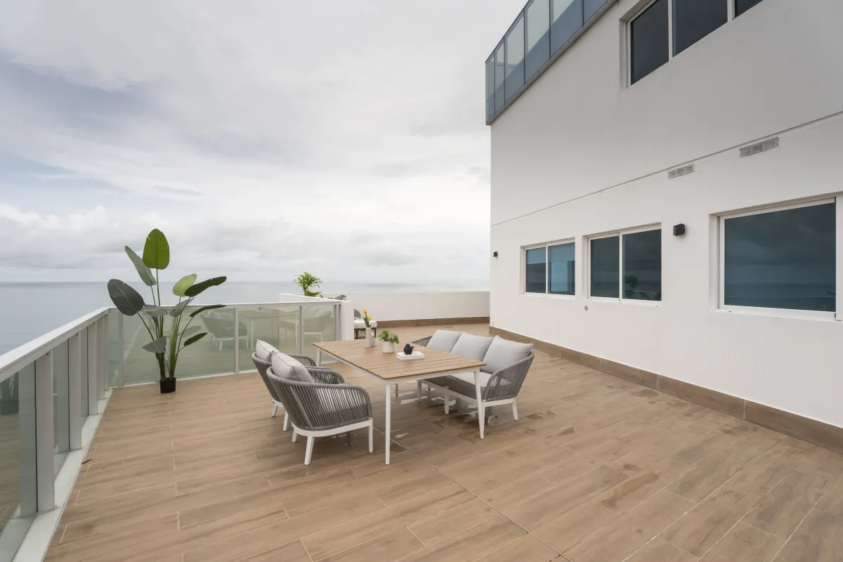 Oceanfront Apartment in Ocean Waves, Malibu Beach (97m²) – $250,000