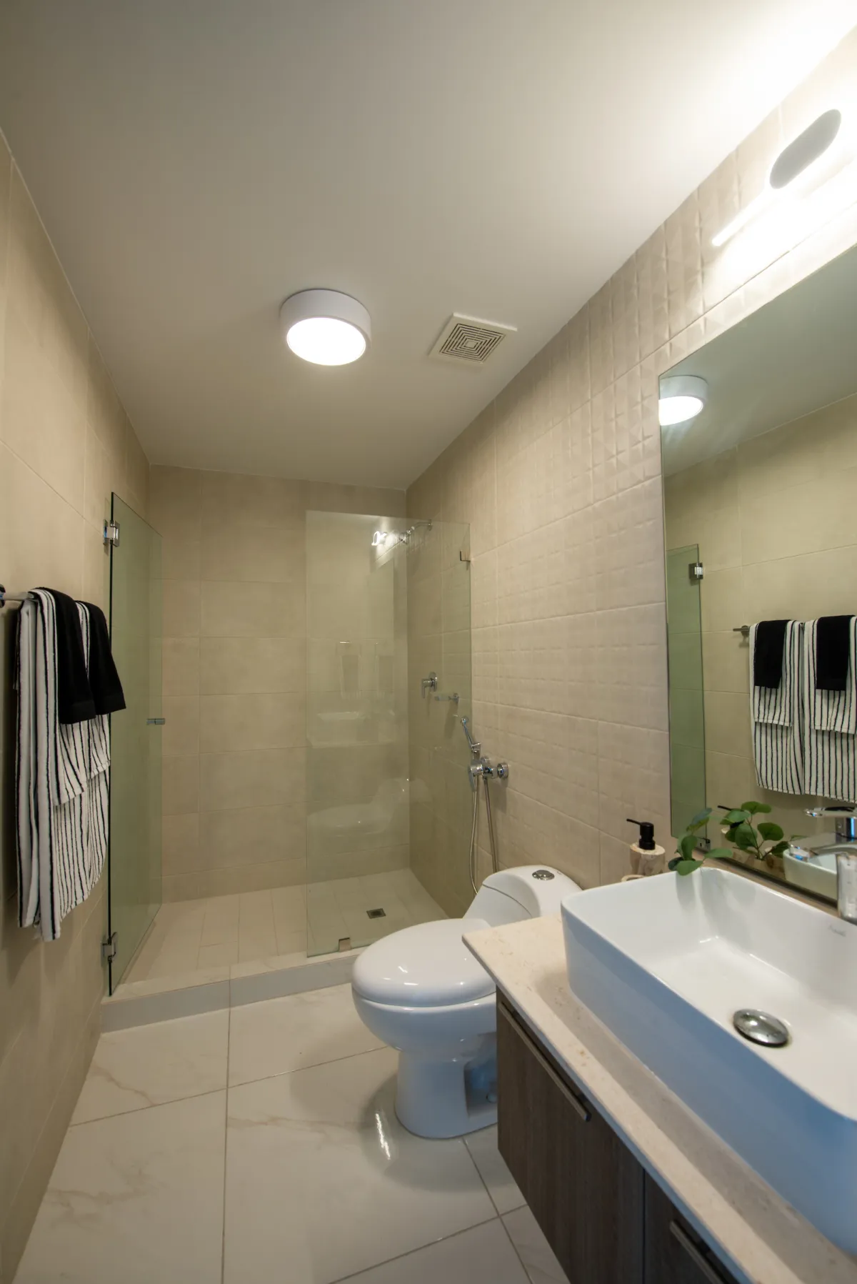 Exclusive in Edison Park Pacific Park Towers (142 m²) – $345,100