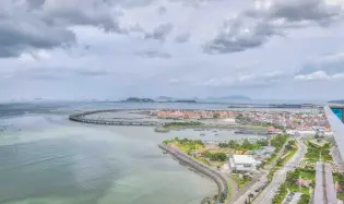 Oceanfront apartment for sale on Avenida Balboa