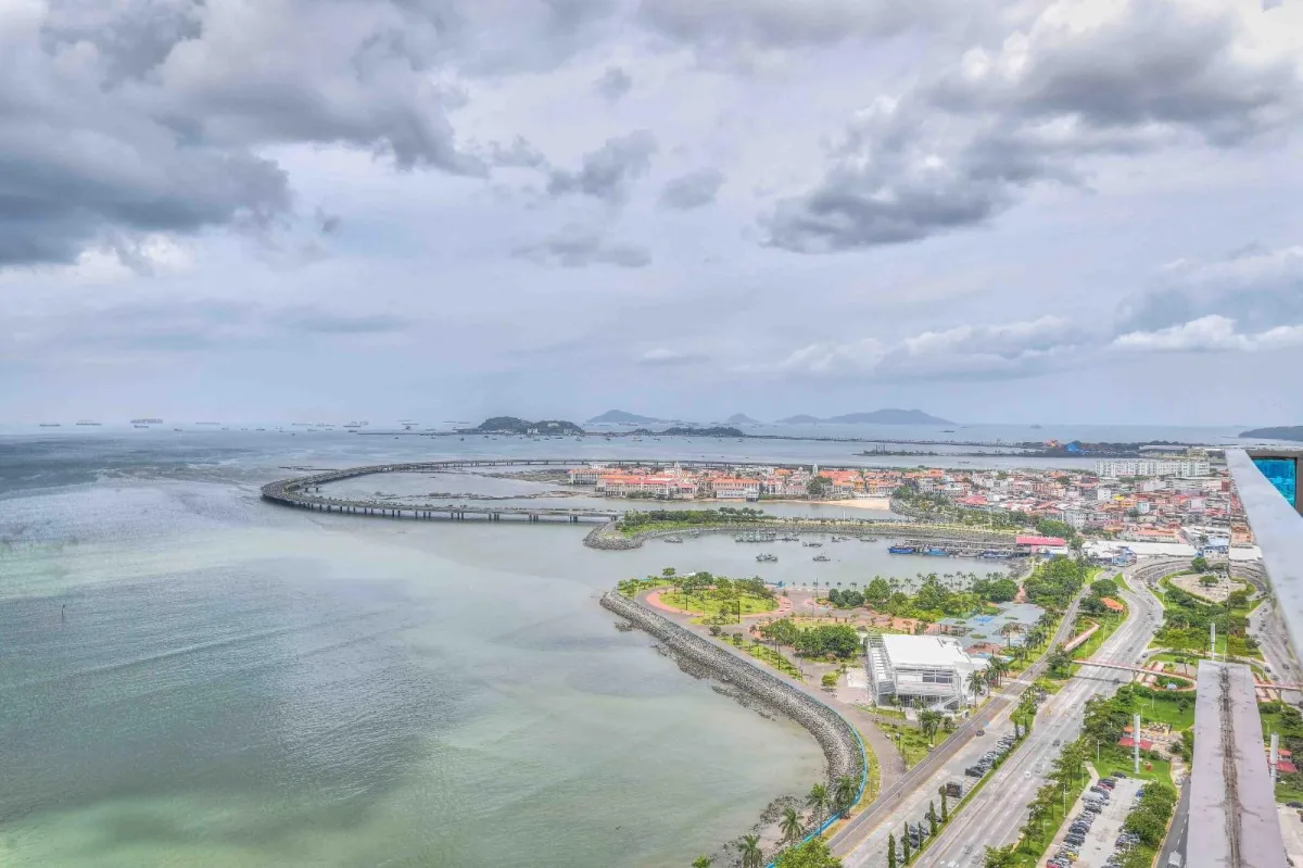 Oceanfront apartment for sale on Avenida Balboa