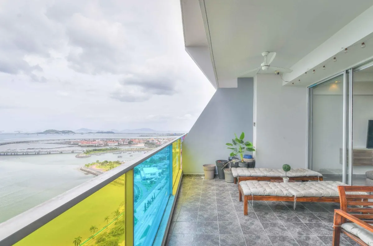 Oceanfront apartment for sale on Avenida Balboa