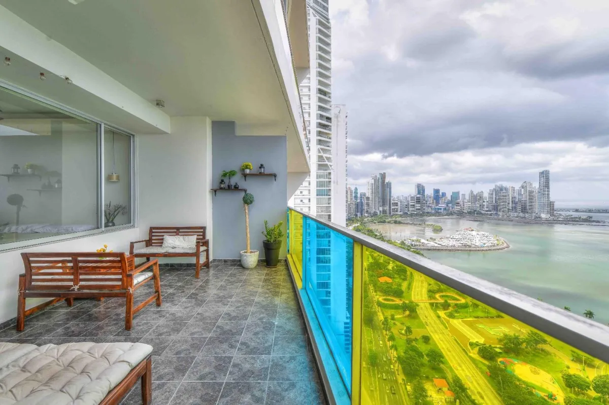 Oceanfront apartment for sale on Avenida Balboa