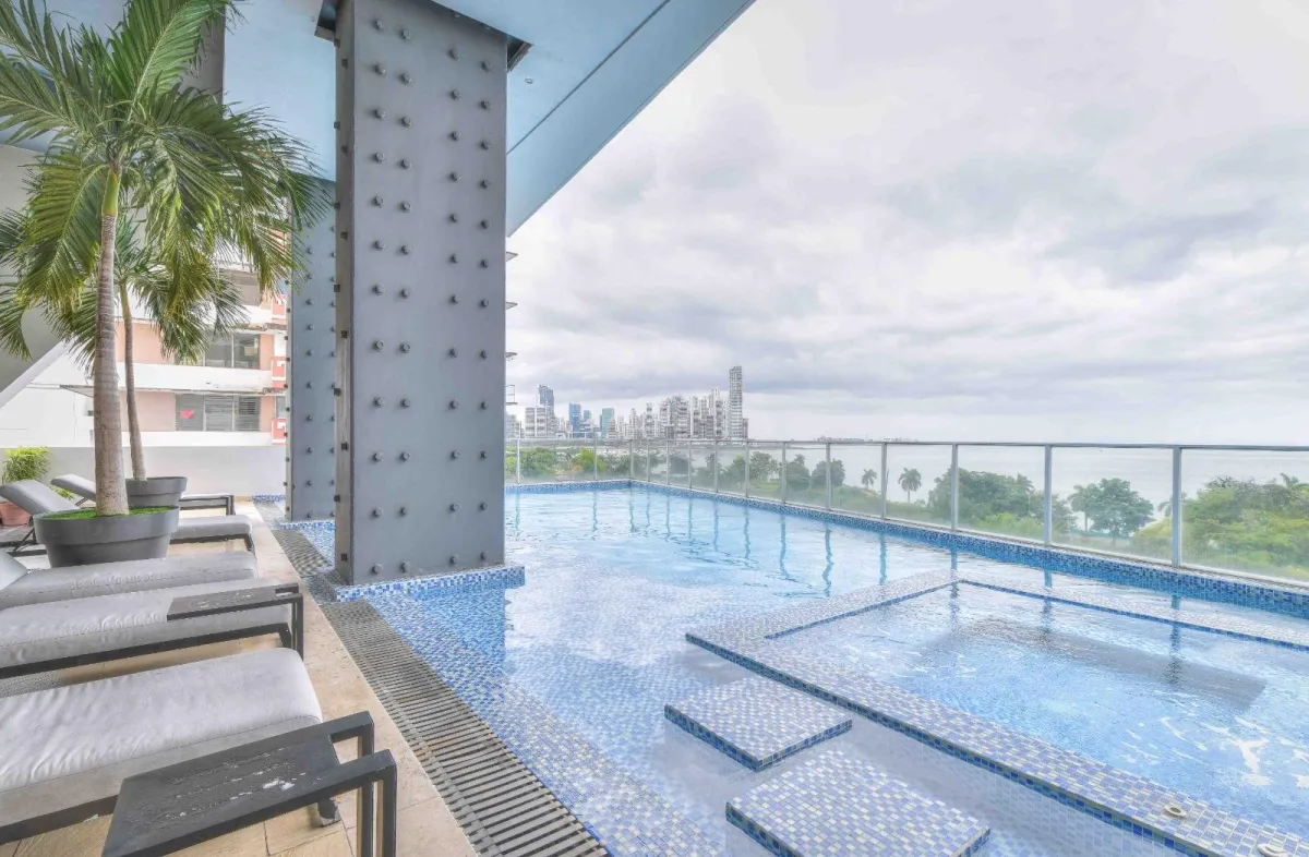 Oceanfront apartment for sale on Avenida Balboa