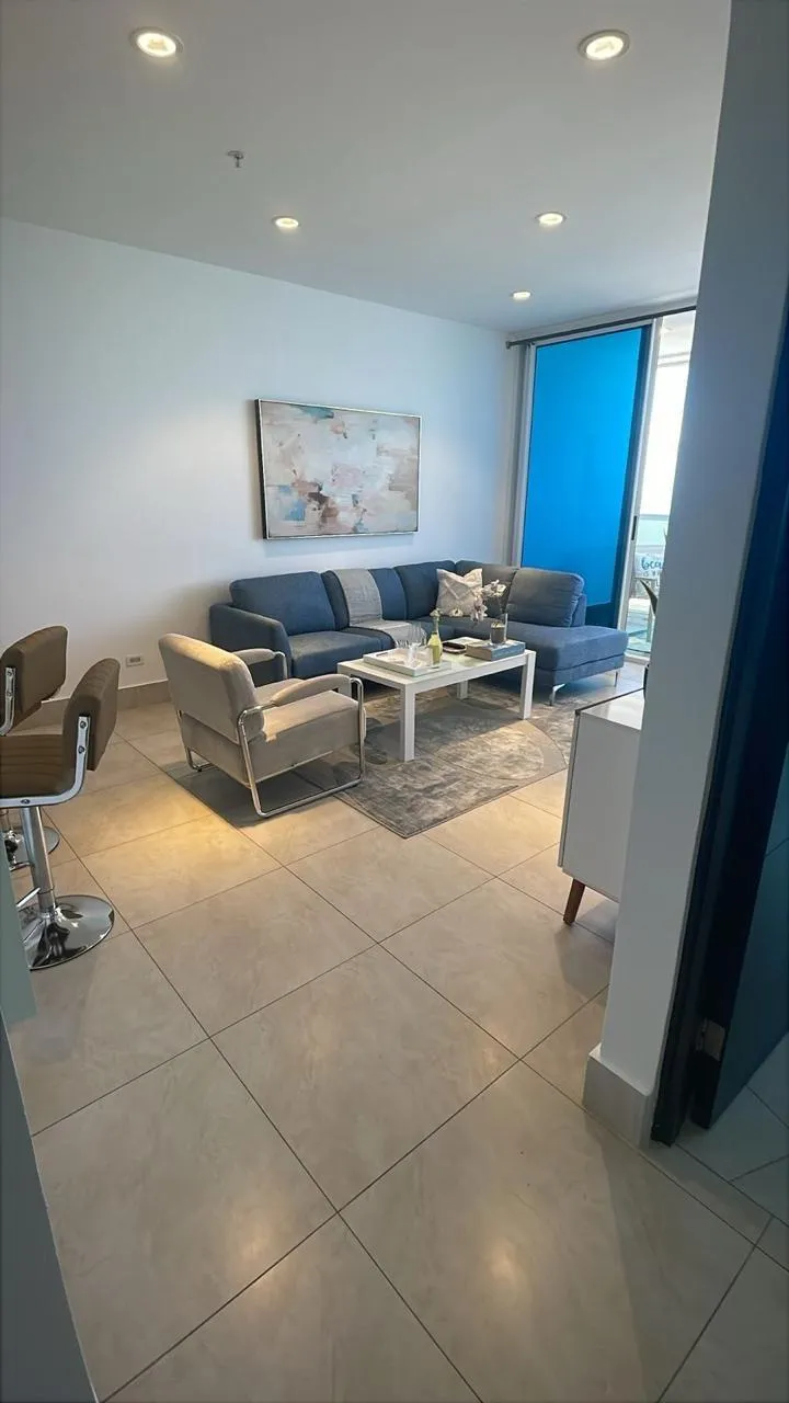 Apartamento moderno de 2 habitaciones frente al mar en Playa Malibú