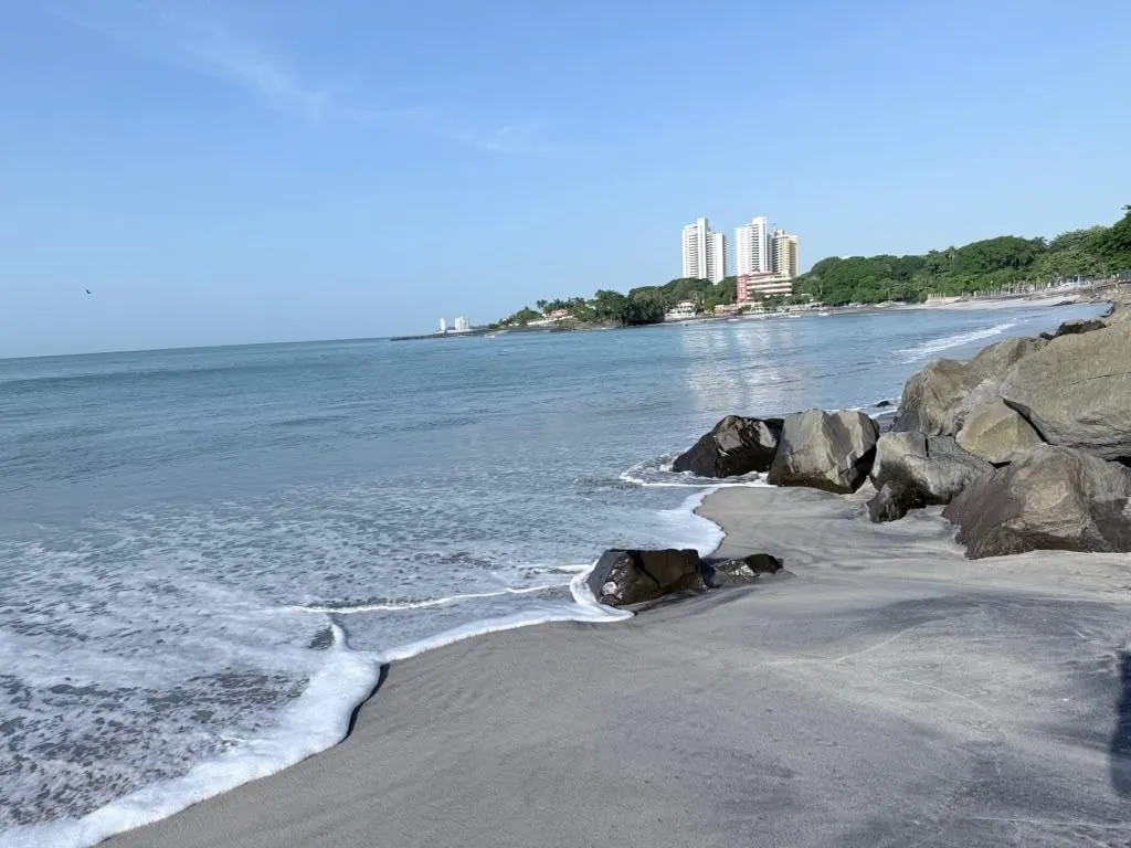 Apartamento moderno de 2 habitaciones frente al mar en Playa Malibú