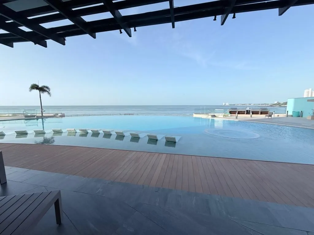 Apartamento moderno de 2 habitaciones frente al mar en Playa Malibú