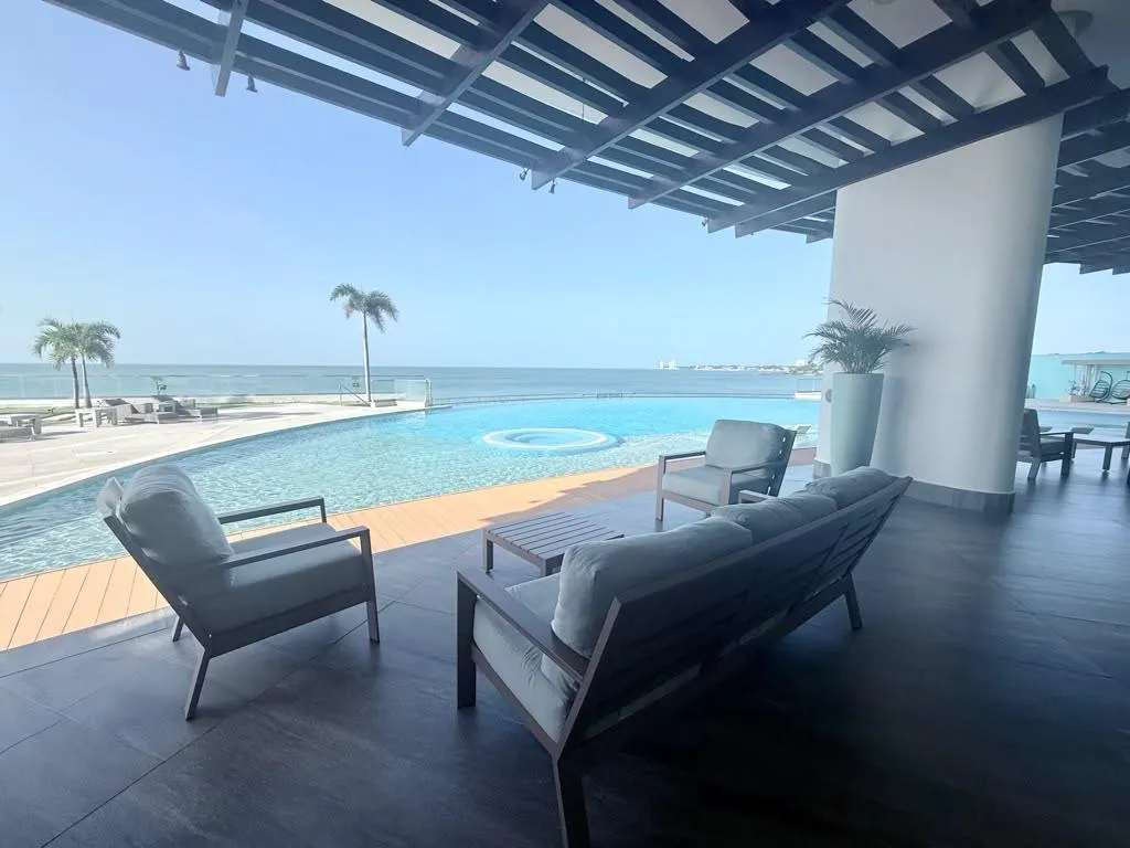 Apartamento moderno de 2 habitaciones frente al mar en Playa Malibú