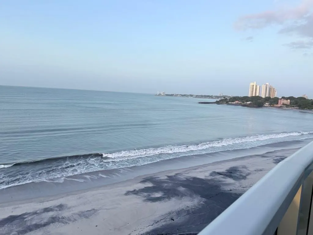 Apartamento moderno de 2 habitaciones frente al mar en Playa Malibú