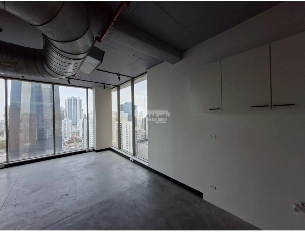 SE ALQUILA OFICINA OBARRIO TWIST TOWER 74M CON DIVISIONES PISO ALTO