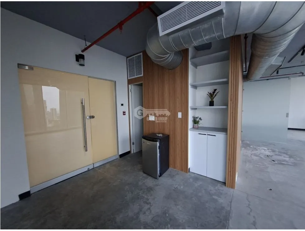 SE ALQUILA OFICINA OBARRIO TWIST TOWER 74M CON DIVISIONES PISO ALTO