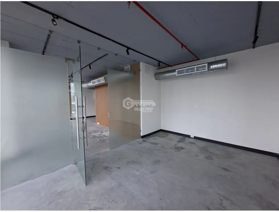 SE ALQUILA OFICINA OBARRIO TWIST TOWER 74M CON DIVISIONES PISO ALTO