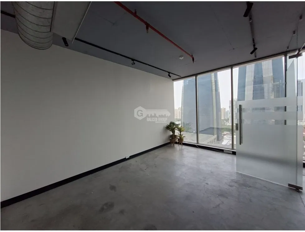 SE ALQUILA OFICINA OBARRIO TWIST TOWER 74M CON DIVISIONES PISO ALTO