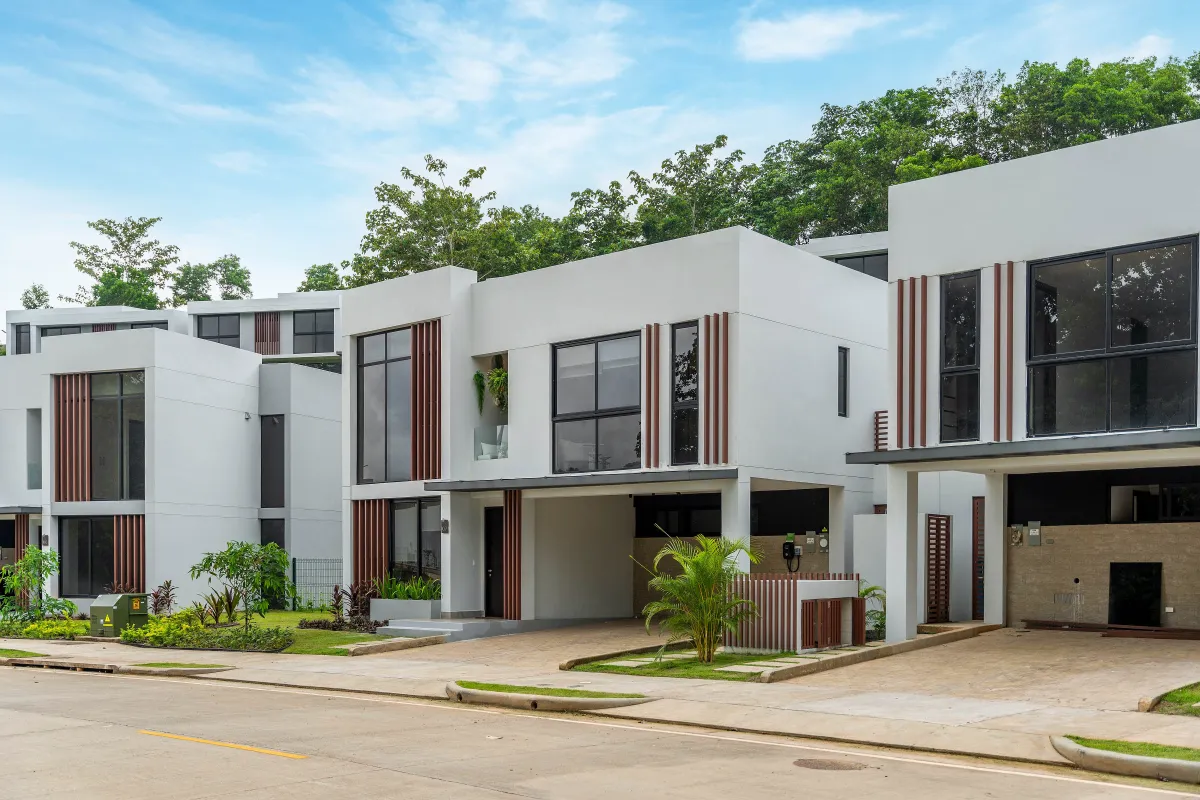 Sustainable Luxury Villa with Solar Panels in Riverwalk – Green City