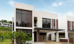 Sustainable Luxury with a Large Lot! Villa in Riverwalk – Green City