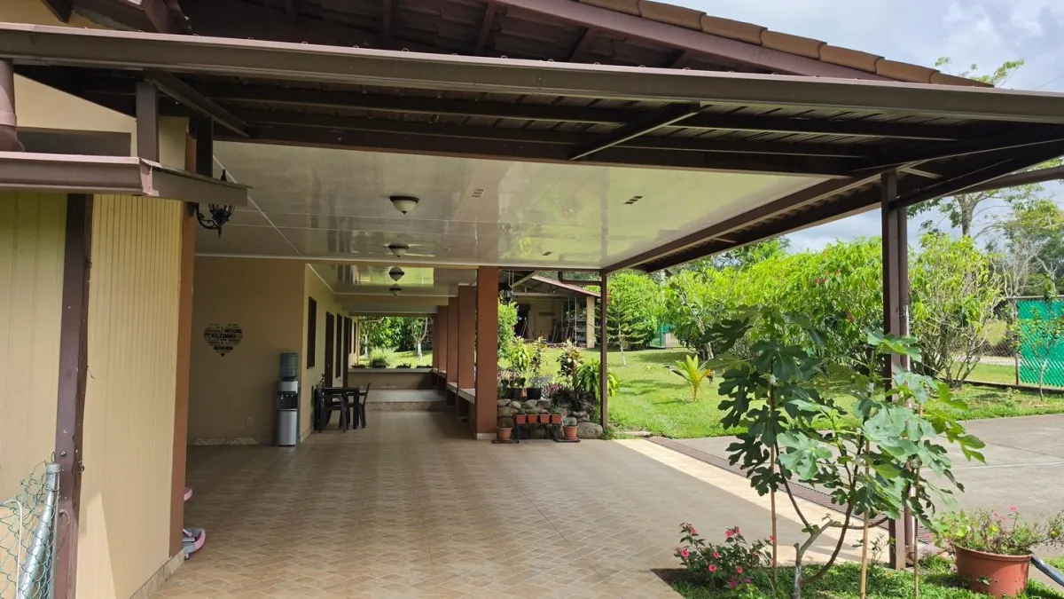Family Home with Gardens, Workshop on 3,486 m2 Lot