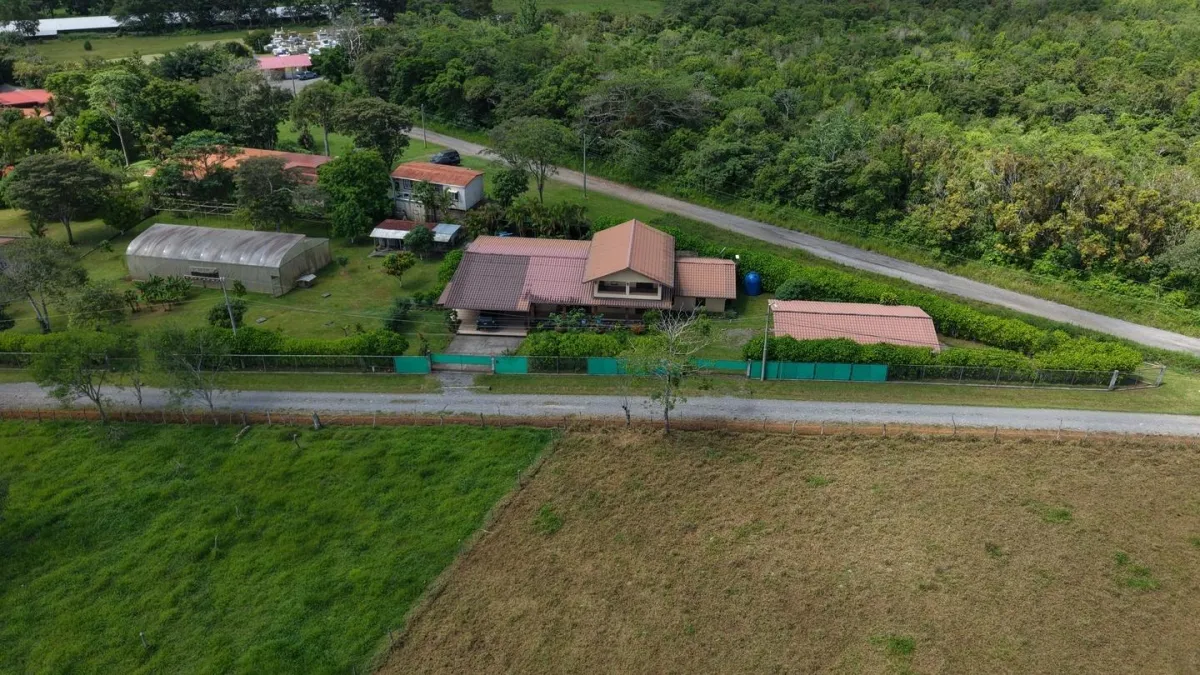 Family Home with Gardens, Workshop on 3,486 m2 Lot