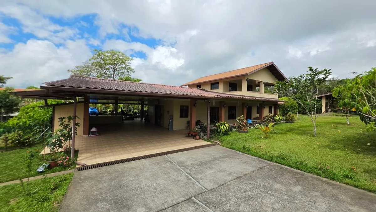 Family Home with Gardens, Workshop on 3,486 m2 Lot