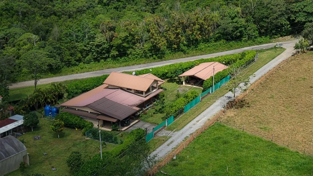 Family Home with Gardens, Workshop on 3,486 m2 Lot