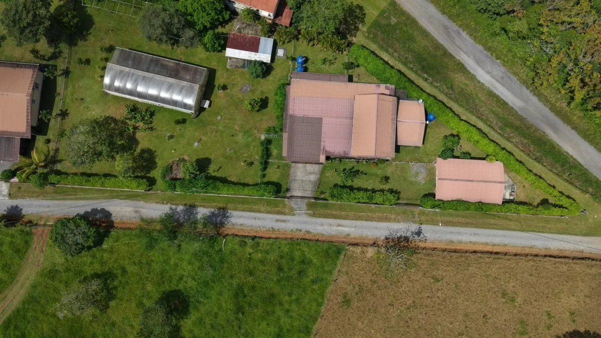 Family Home with Gardens, Workshop on 3,486 m2 Lot