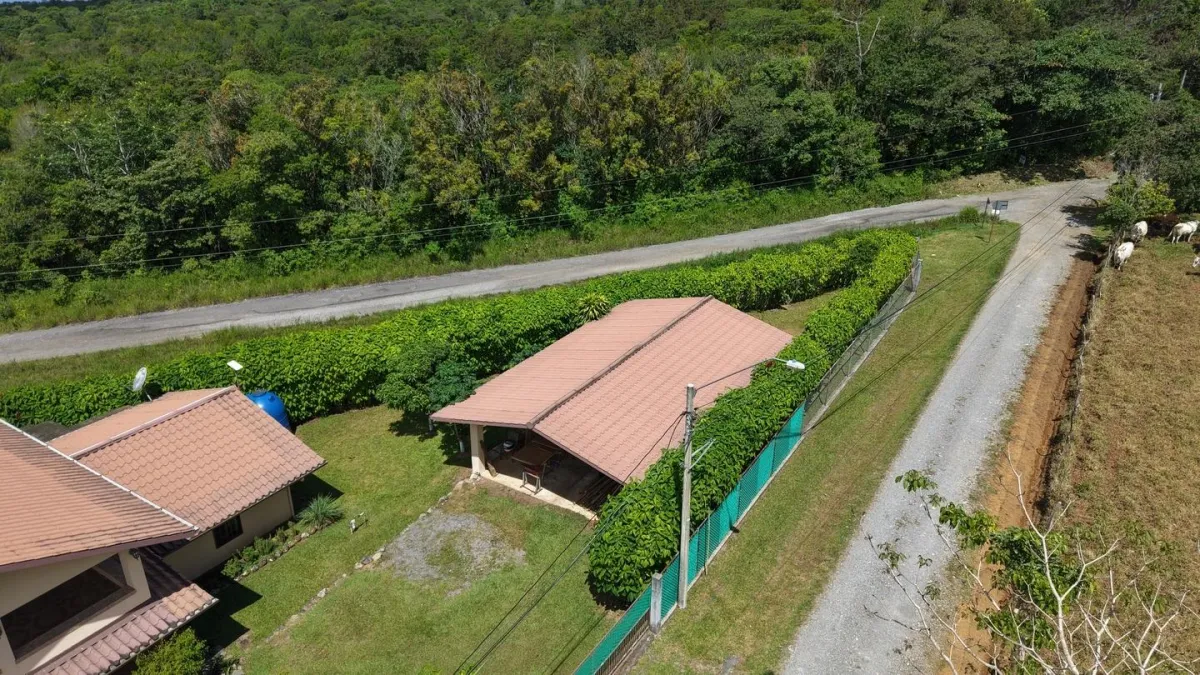 Family Home with Gardens, Workshop on 3,486 m2 Lot