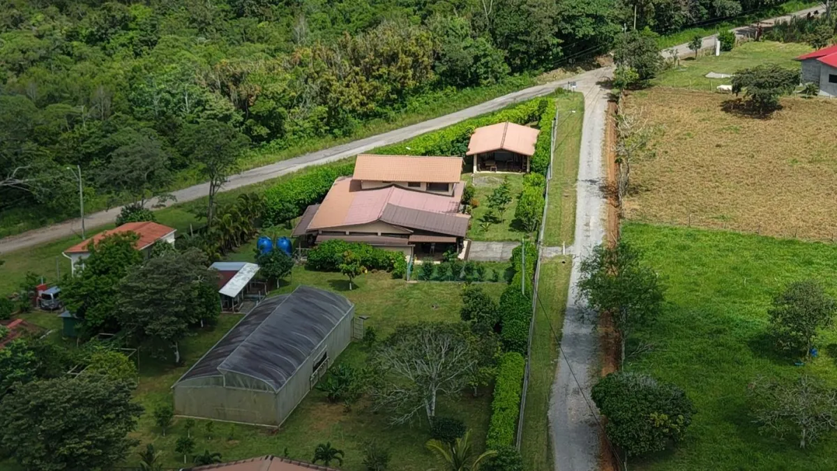Family Home with Gardens, Workshop on 3,486 m2 Lot