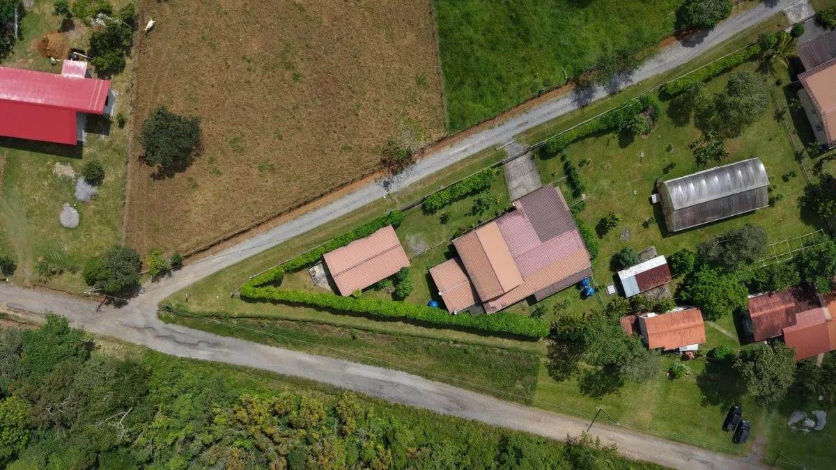 Family Home with Gardens, Workshop on 3,486 m2 Lot