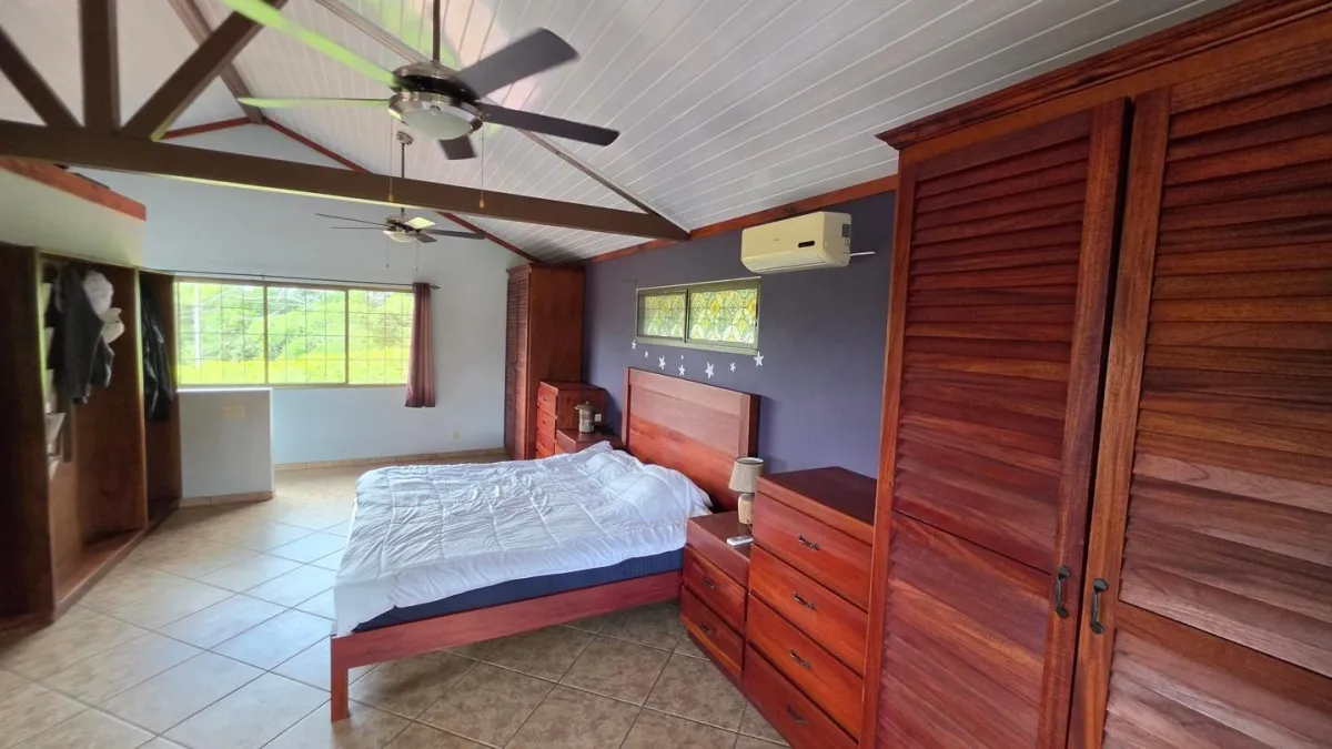 Family Home with Gardens, Workshop on 3,486 m2 Lot