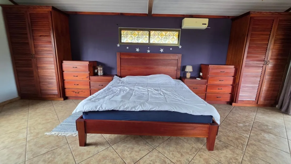 Family Home with Gardens, Workshop on 3,486 m2 Lot