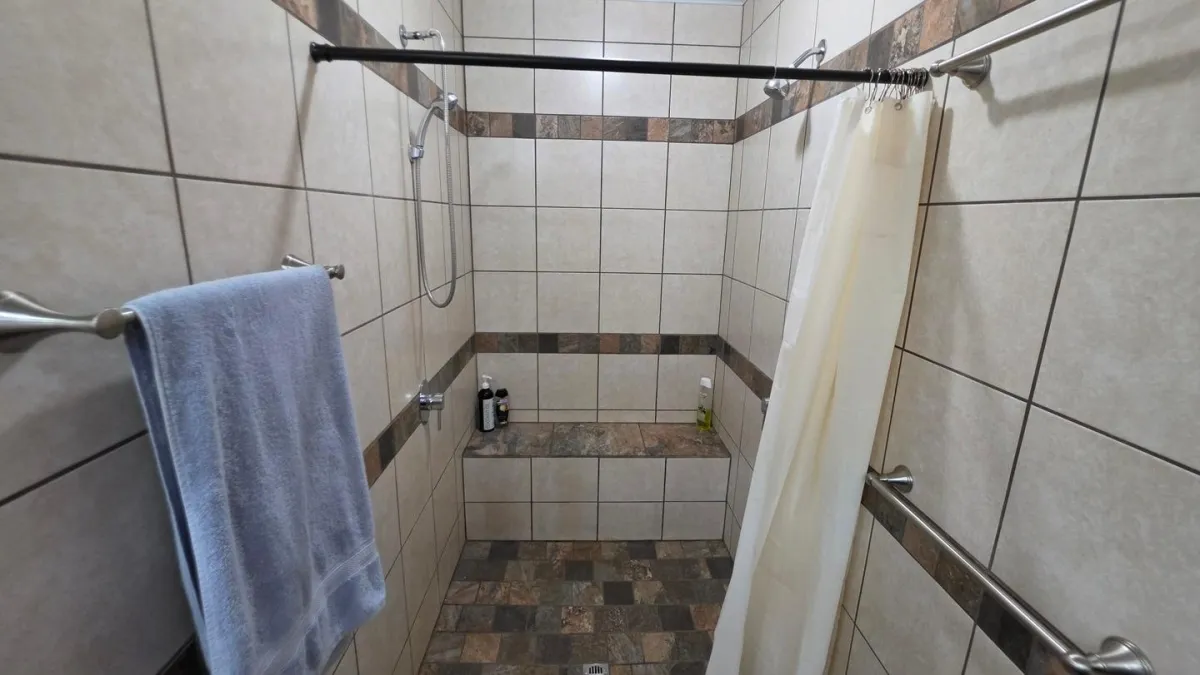 Family Home with Gardens, Workshop on 3,486 m2 Lot