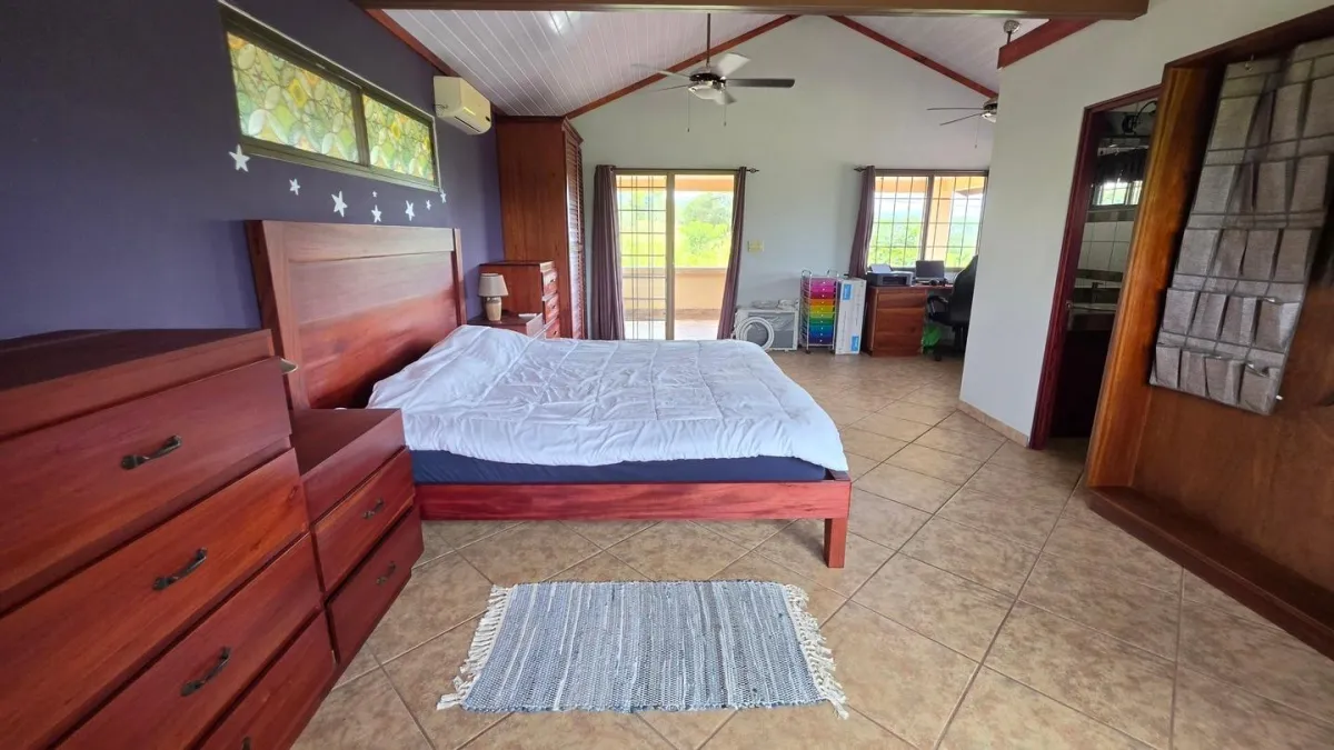 Family Home with Gardens, Workshop on 3,486 m2 Lot